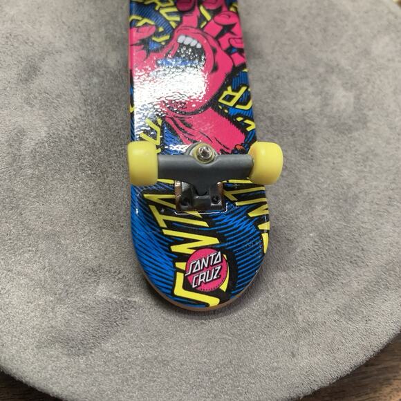 Vintage Tech Deck Santa Cruz Screaming Pink Hand Fingerboard Yellow Wheels - Picture 2 of 6